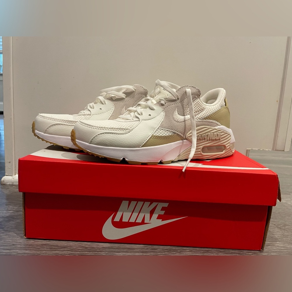 New with box Nike Air Max Excee Women's Size 8.5 Orewood Tan Sneakers